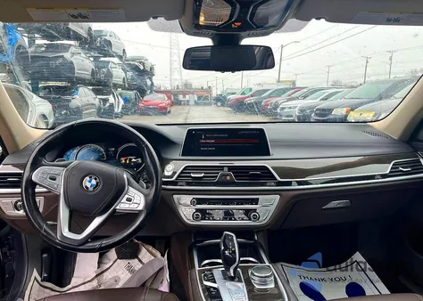2018 BMW 740 Xi z USA, uszkodzony, nr VIN WBA7E4C54JGV23896